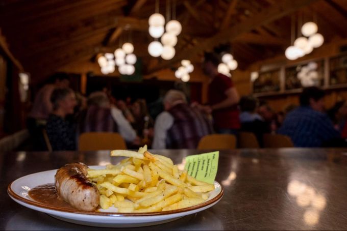 Bratwurst mit Pommes Frites darf an keinem Hornerfestli fehlen.