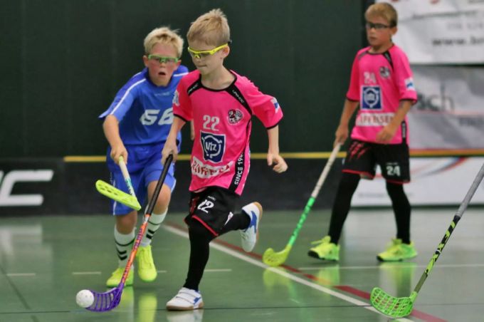 Wernli im Zweikampf mit einem Bremgarten Spieler. UHC Lenzburg