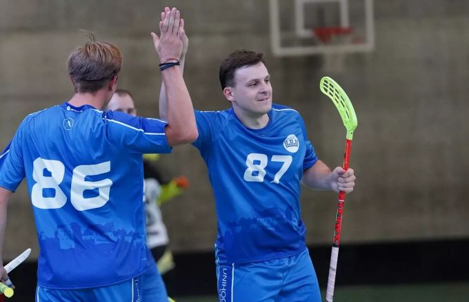 Sondheimer (86) und Burkhalter feiern ein Tor im Cupspiel gegen Wil-Gansingen. UHC Lenzburg