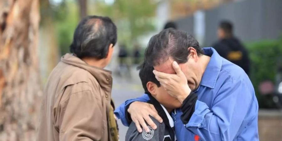 Trauer vor der Cervantes-Schule im mexikanischen Torreón. Ein Elfjähriger hatte in der Grundschule das Feuer eröffnet und sich und eine Lehrerin getötet. Foto: Ernesto Ramírez/Siglo De Torre/NOTIMEX/dpa