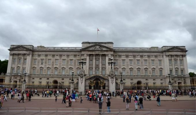 Experten gehen davon aus, dass Harry und Meghan den Buckingham Palace verlassen werden und die gesamte Zeit in Nordamerika verbringen werden. Buckingham Palace