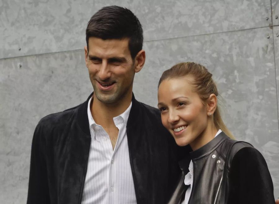 Jelena und Novak Djokovic posieren für die Medien vor einer Modeshow.