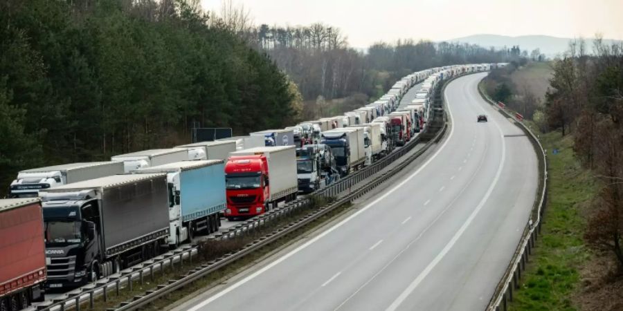 Lkw-Stau auf der Autobahn.