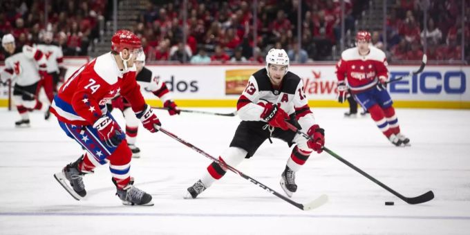 Der Schweizer Nico Hischier (r.) gab beim Sieg der New Jersey Devils ein überzeugendes Comeback. (Archivbild) nico hischier new jersey