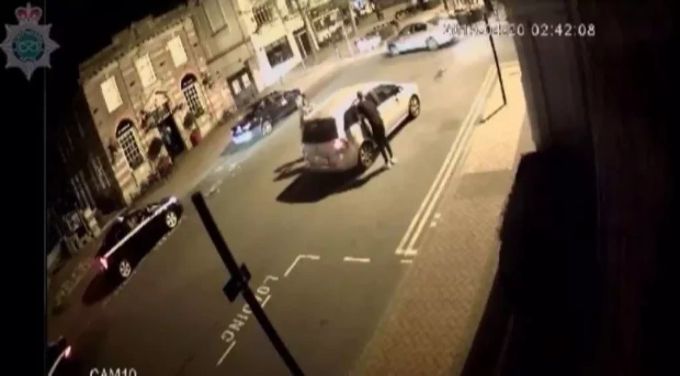 Eine Videokamera zeichnete auf, wie die beiden gemeinsam ein Taxi zu der Wohnung nahmen. Taxi