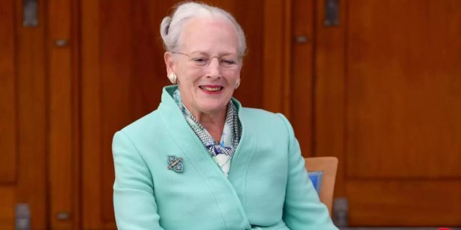 Königin Margrethe will ihren älteren Mitbürger mit Blumen eine Freude bereiten. Foto: Carsten Rehder/dpa