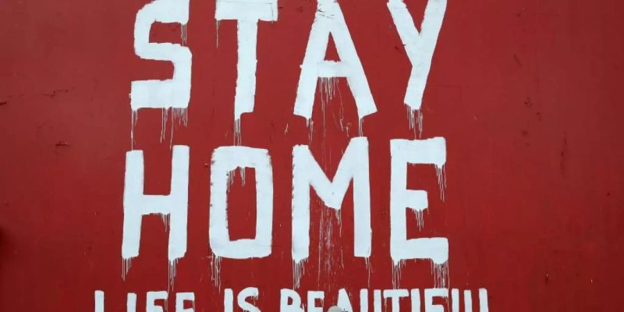 Wandbild mit der Aufschrift "Stay Home - Life is beautiful" ("Bleib zu Hause, das Leben ist schön") in Los Angeles. Foto: Marcio Jose Sanchez/AP/dpa