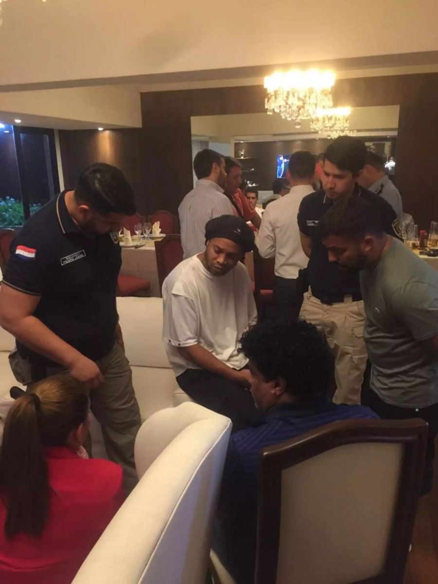 Ronaldinho bei seiner Verhaftung im Hotel Yatch y Golf Club in Paraguay.