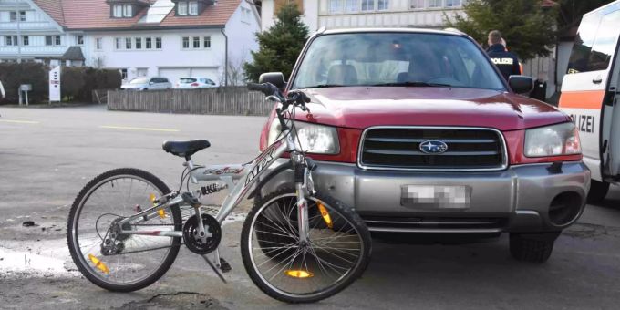 Auto mit Velo kollidiert.