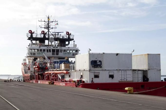 Die «Ocean Viking» legt am Hafen in Tarrent in Italien an. ocean viking