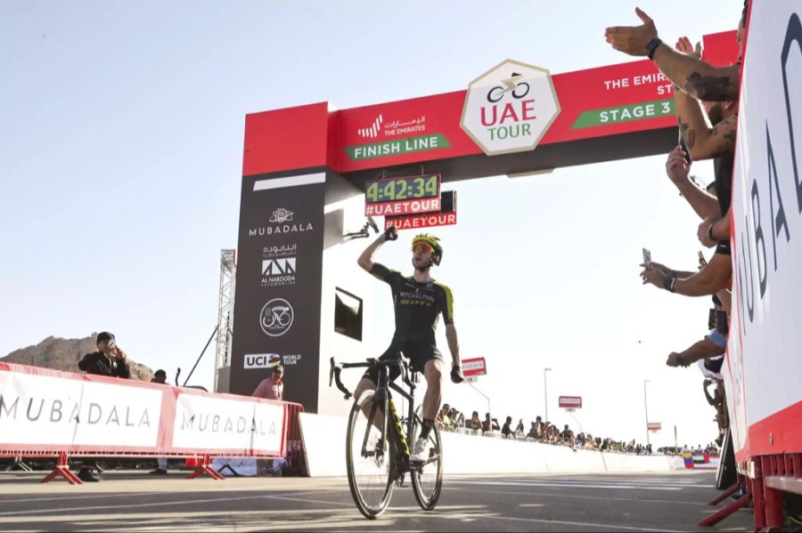Adam Yates feiert den Sieg der 3. Etappe an der UAE Tour.