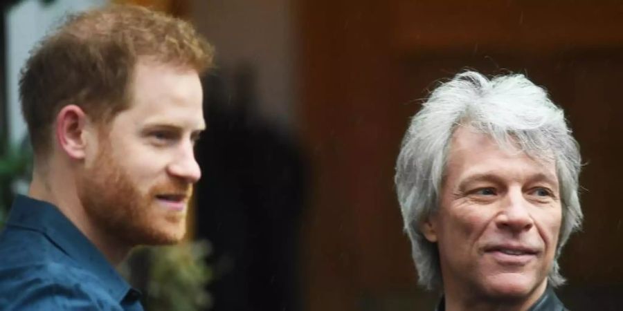 Jon Bon Jovi (r) mit Prinz Harry vor den Abbey Road Studios. Foto: Victoria Jones/PA Wire/dpa