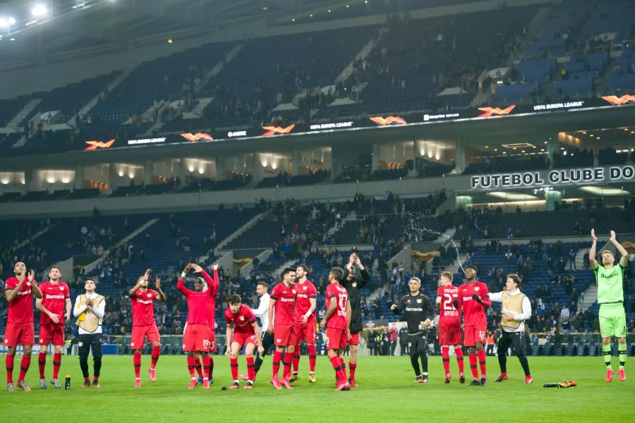 Leverkusens Mannschaft feiert den 3:1-Auswärtssieg gegen Porto.