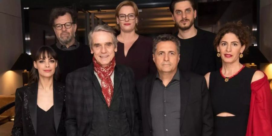Die Internationale Jury der Berlinale: Bérénice Bejo (l-r), Kenneth Lonergan, Jeremy Irons, Bettina Brokemper, Kleber Mendonca Filho, Luca Marinelli und Annemarie Jacir. Foto: Jörg Carstensen/dpa