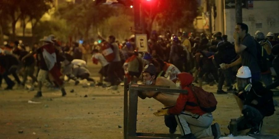 Strassenschlacht zwischen Demonstranten und Polizei in Lima