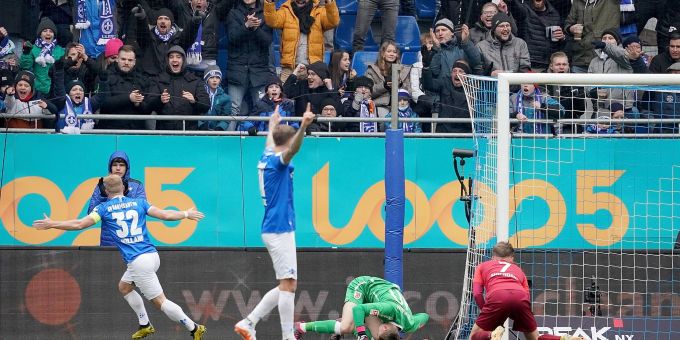 Darmstadts Fabian Holland (l) dreht nach seinem Treffer zum 2:0 jubelnd ab. Darmstadts Fabian Holland (l) dreht nach seinem Treffer zum 2:0 jubelnd ab.