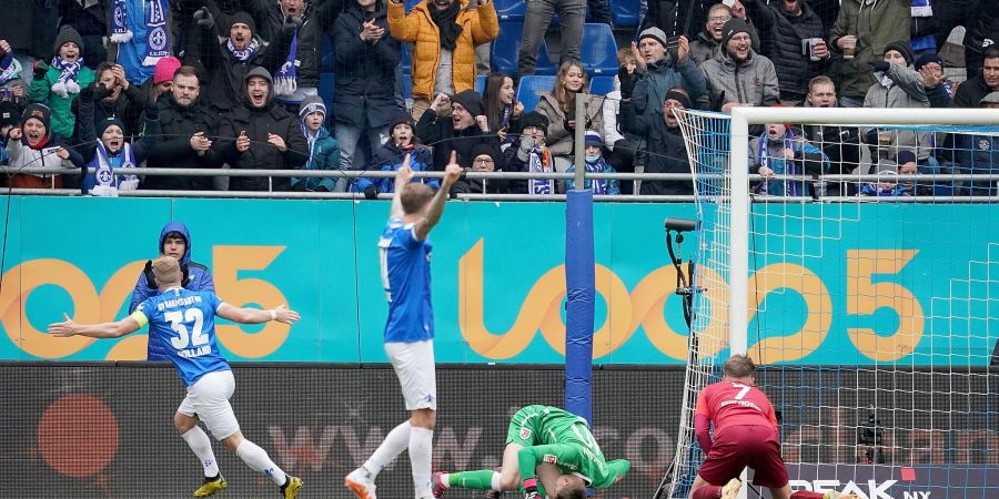 Darmstadts Fabian Holland (l) dreht nach seinem Treffer zum 2:0 jubelnd ab.