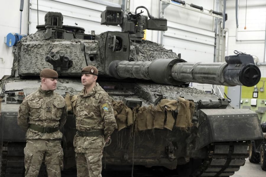 Soldaten der britischen Armee mit ihrem Kampfpanzer «Challenger 2» während eines Treffens zur militärischen Unterstützung der Ukraine im Militärlager Tapa, Estland, am 19. Januar 2023.