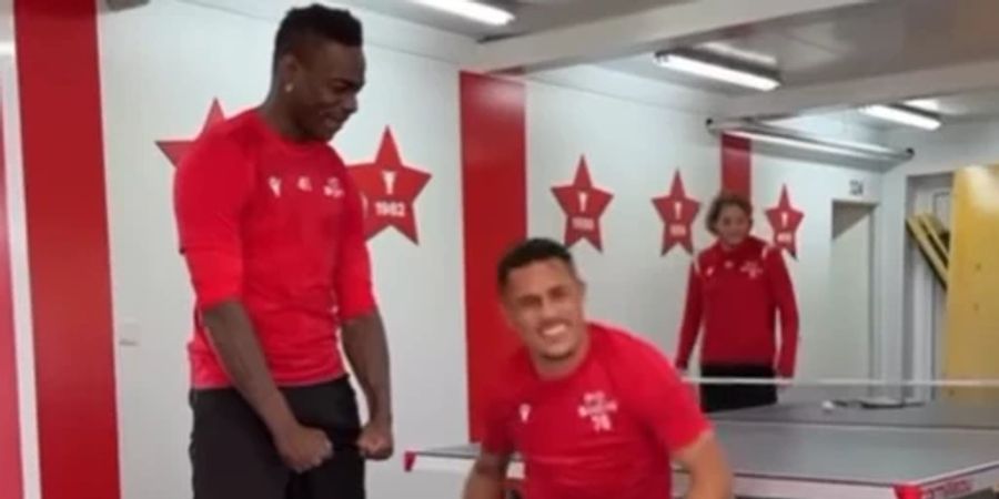 Die neuste Version des Jubels: Nach einem Ping-Pong-Sieg gegen einen Teamkollegen beim FC Sion.