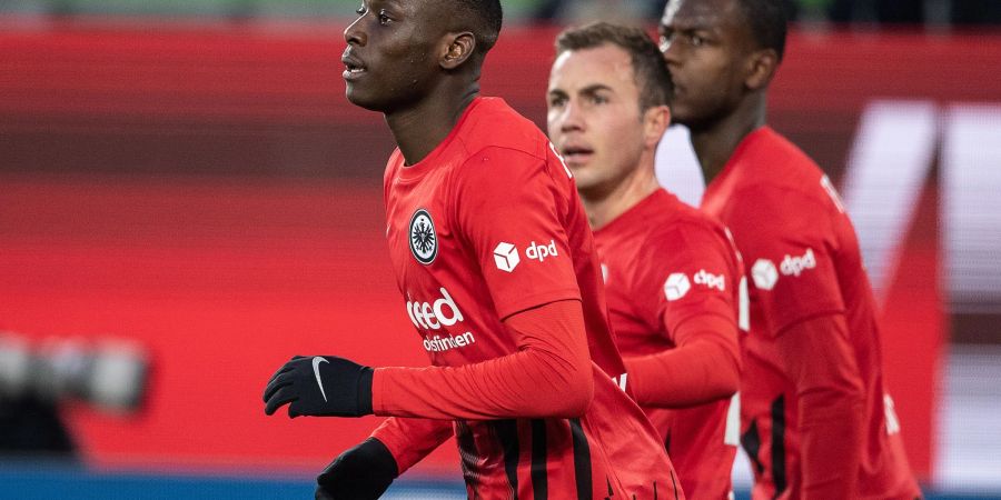 Randal Kolo Muani (l) steht bei Eintracht Frankfurt unter Vertrag.