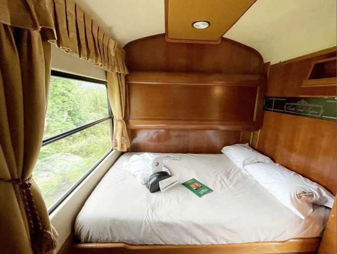 Geschlafen wird in Suiten mit geräumigem Bett und kleinem Badezimmer. Suite Bett schlafen Zug