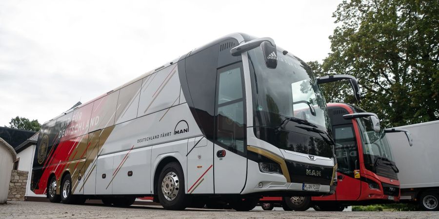 Die deutsche Fussball-Nationalmannschaft muss auf den Bus umsteigen.