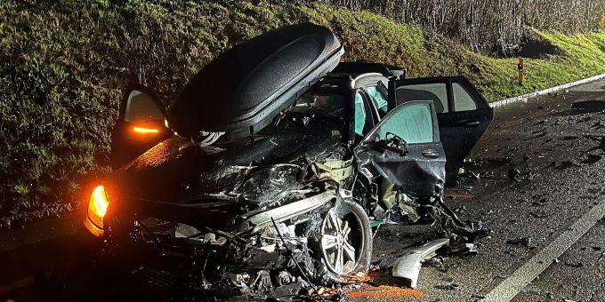 Laufen BL: Frontalkollision zwischen zwei Personenwagen. Laufen BL Unfall