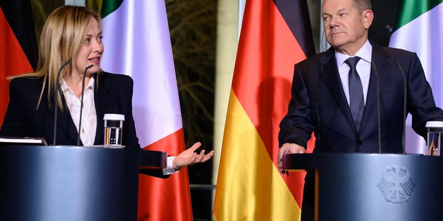 Bundeskanzler Olaf Scholz (r, SPD) und Giorgia Meloni, Ministerpräsidentin von Italien, äussern sich bei einer Pressekonferenz nach ihrem Gespräch im Bundeskanzleramt. Foto: Bernd von Jutrczenka/dpa