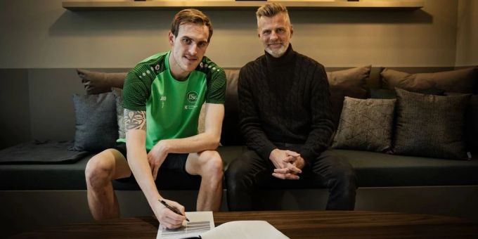 Fabian Schubert setzt seine Unterschrift unter einen neuen Vertrag: St.Gallen behält den Stürmer über den Sommer hinaus. fc st.gallen 1879