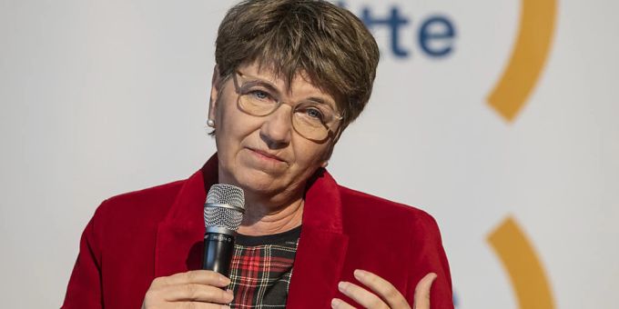 Verteidigungsministerin Viola Amherd blickte an der Mitte-Delegiertenversammlung in Stans auf in Jahr russischer Angriffskrieg gegen die Ukraine zurück. Viola Amherd