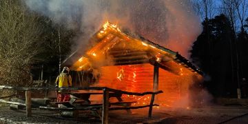 Waldhütte an der Schlattistrasse in Vollbrand