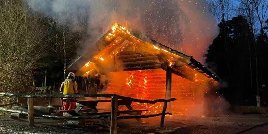 Waldhütte an der Schlattistrasse in Vollbrand