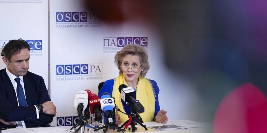 Generalsekretär der Parlamentarischen Versammlung der OSZE Roberto Montella (l) und Margareta Cederfelt, die Präsidentin der Parlamentarischen Versammlung der OSZE, nehmen an einer Pressekonferenz teil. Foto: Eva Manhart/APA/dpa