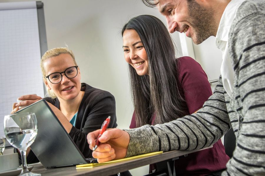 Konferenz Protokoll Infos zusammenfassen