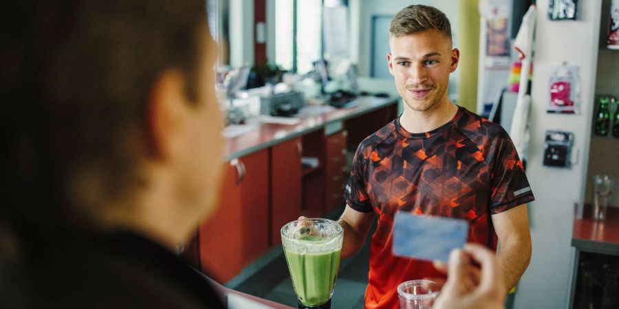 Fitnesstrainer Kenny (Joshua Kimmich, r) spricht mit Kalli Hammermann (Ferdinand Hofer) - eine Szene aus «Tatort: Hackl».