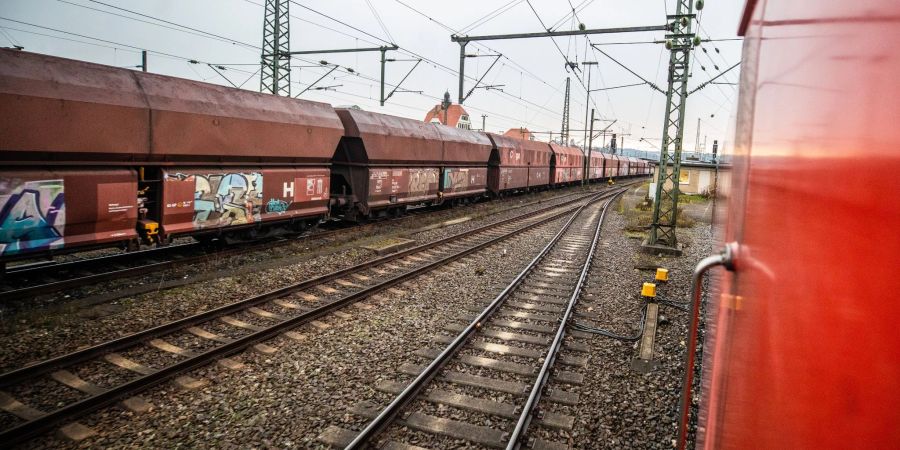 Ein Güterzug, beladen mit Kohle, am Bahnhof in Plochingen, Baden-Württemberg.