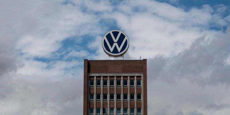 Wolken ziehen über das Gelände vom VW-Werk Wolfsburg.