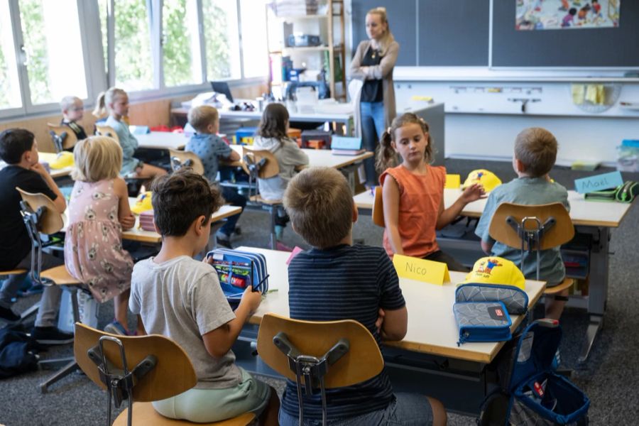 Smartwatches sind längst im Klassenzimmer angekommen – und sorgen dort für Wirbel. (Symbolbild)