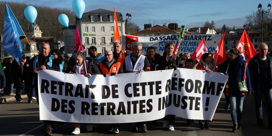 Demonstranten halten ein Transparent mit der Aufschrift «Rücknahme der ungerechten Rentenreform» während eines Protestmarsches in Bayonne.