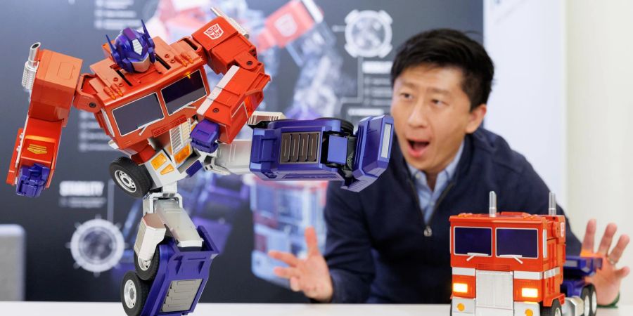 Ein Transformers-Roboter «Optimus Prime» des Unternehmens Robosen in Nürnberg auf der Spielwarenmesse.
