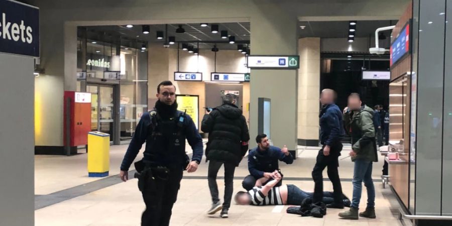 dpatopbilder - In der U-Bahn-Station Schuman im EU-Viertel in Brüssel nimmt die Polizei den mutmasslichen Täter fest. Foto: Marek Majewsky/dpa-Zentralbild/dpa - ACHTUNG: Person(en) wurde(n) aus rechtlichen Gründen gepixelt