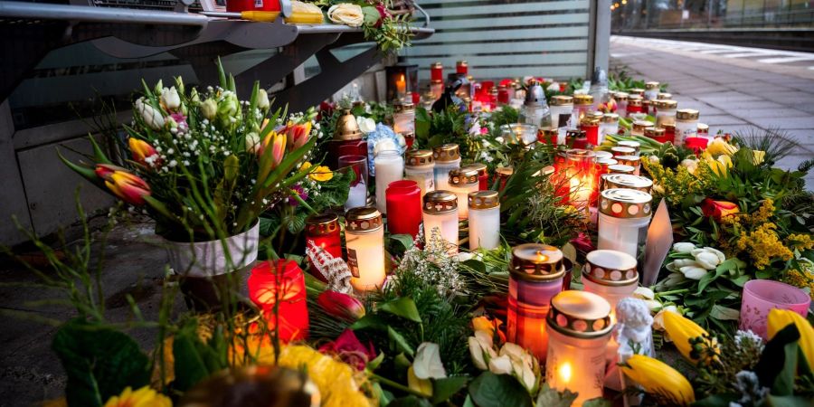 In Gedenken: Kerzen und Blumen in einem Wartehäuschen im Bahnhof Brokstedt.