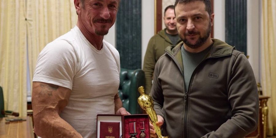 Keine Oscar-Nähe für Wolodymyr Selenskyj (r.), hier mit dem Academy Award von Sean Penn (l.).