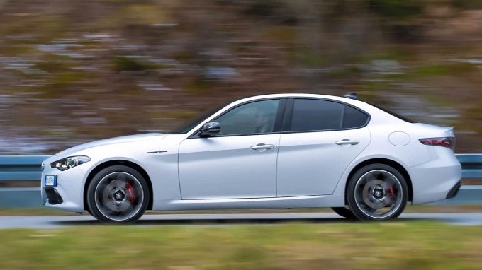 Auch beim Fahren ist die Giulia Eleganz pur und erinnert an die roten Sportwagen aus Maranello in ihrer Feinfühligkeit 2023 Alfa Romeo Giulia
