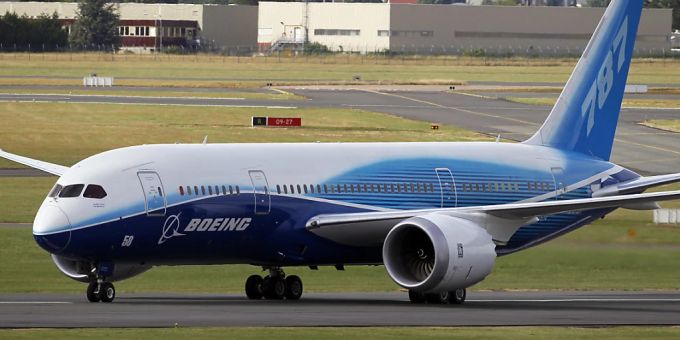 Eine Boeing 787, auch bekannt als Dreamliner, nach einer Landung auf dem Flugfeld Le Bourget östlich von Paris. (Archivbild) Eine Boeing 787,