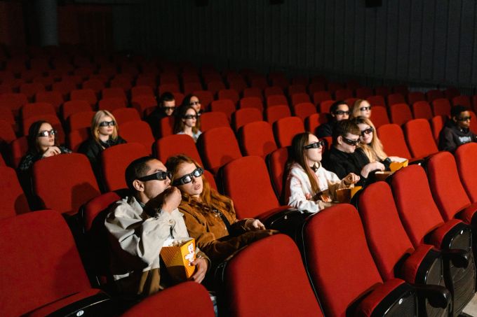 Menschen in einem Kino. (Symbolbild) kino