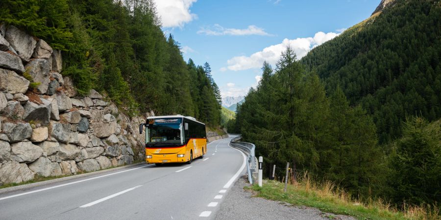 Das Postauto auf der Flüelapassstrasse vom Unterengadin in Richtung Davos Graubünden.