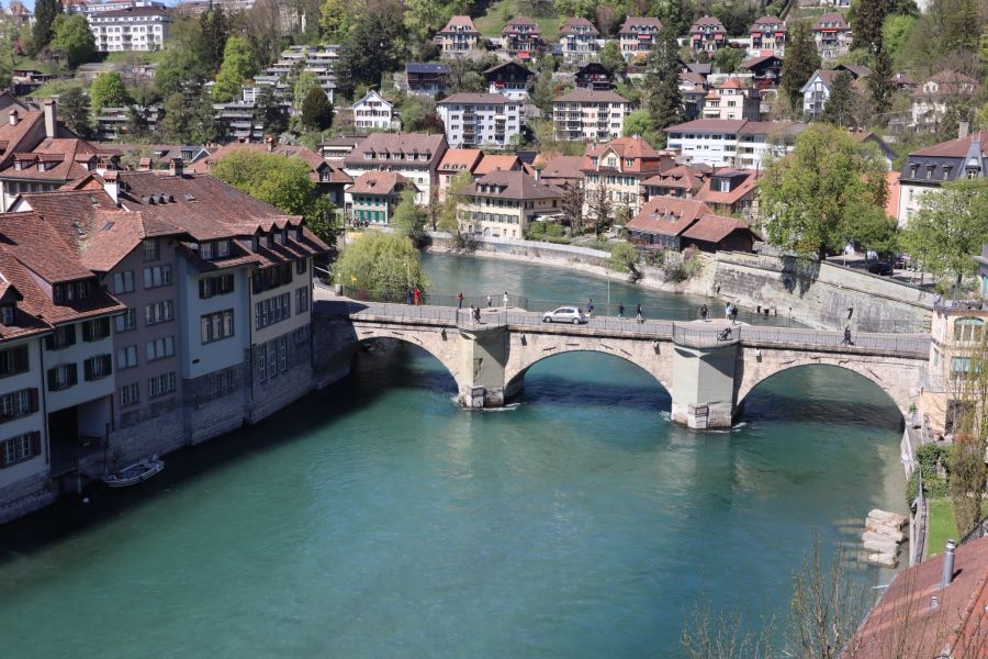 Blick von der Nydeggbrücke auf die tiefer gelegene Untertorbrücke in der Stadt Bern.