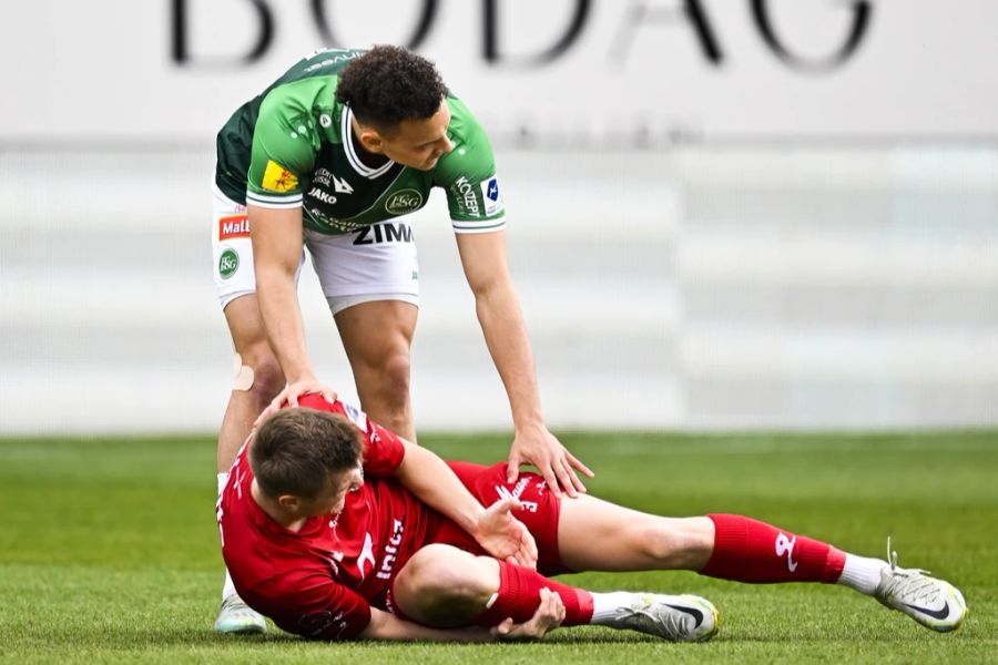 Julian von Moos geht gleich zu Spielbeginn etwas übermotiviert in den Zweikampf und trifft seinen Gegenspieler mit offener Sohle.