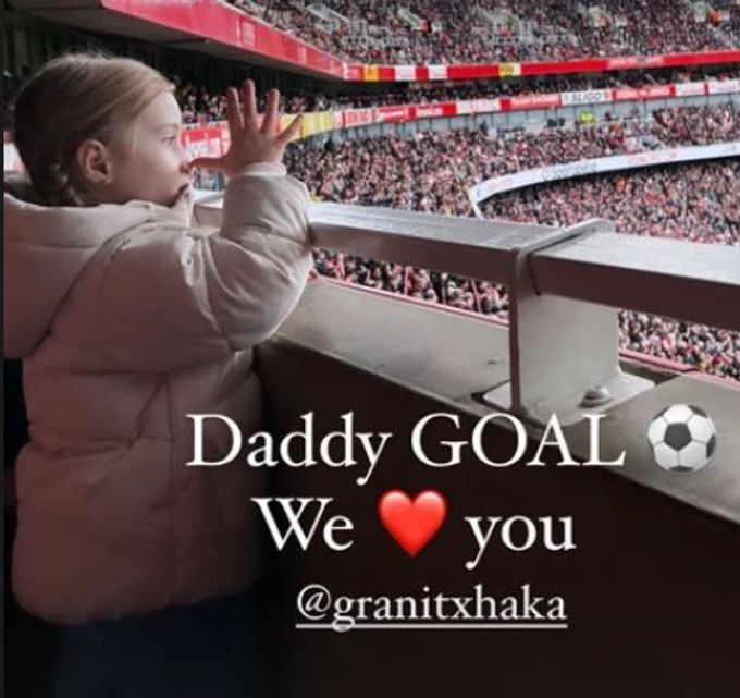 Granit Xhakas Tochter Ayana feiert das Tor ihres Papas. Granit Xhaka